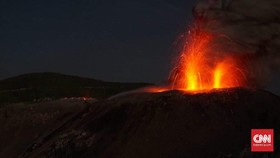 Gunung Ibu di Halmahera Semburkan Abu Vulkanik Lagi
