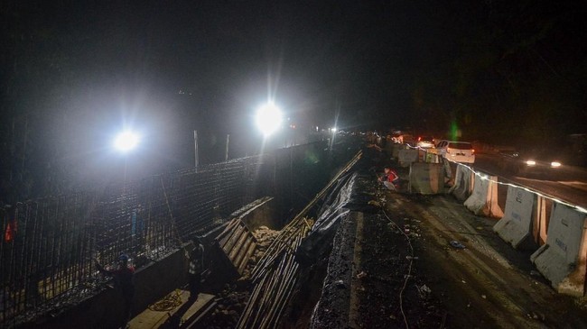 FOTO: Perbaikan Jalur Penahan Longsor di Kawasan Puncak