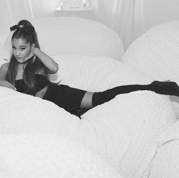 Tutup Tahun, Ariana Grande Pamer Tato Baru di Tangan