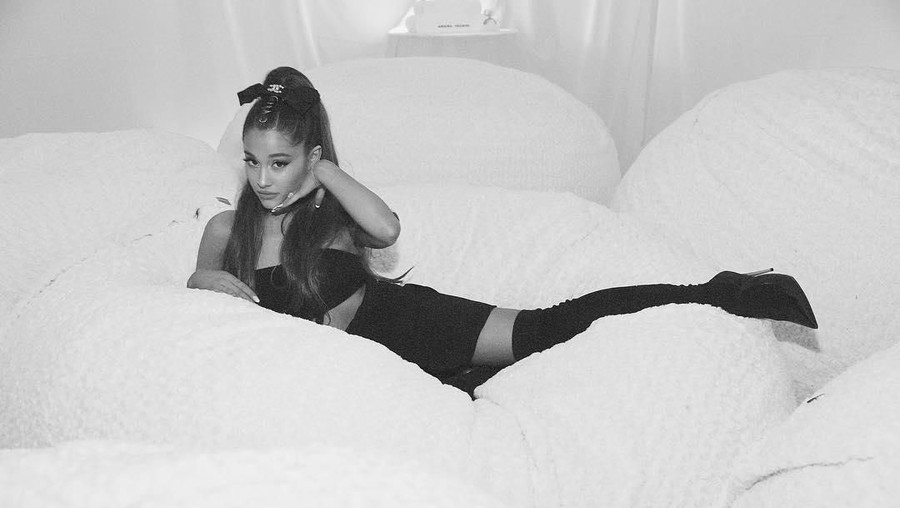 Ariana Grande menutup tahun dengan memamerkan tato baru di pergelangan tangan.