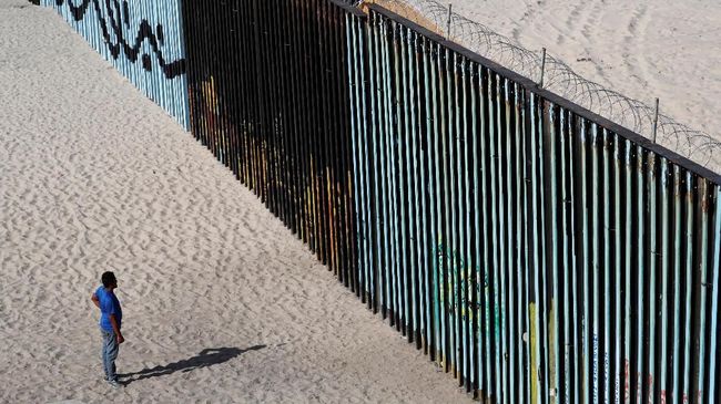 AS Kembalikan Pencari Suaka Pertama ke Meksiko