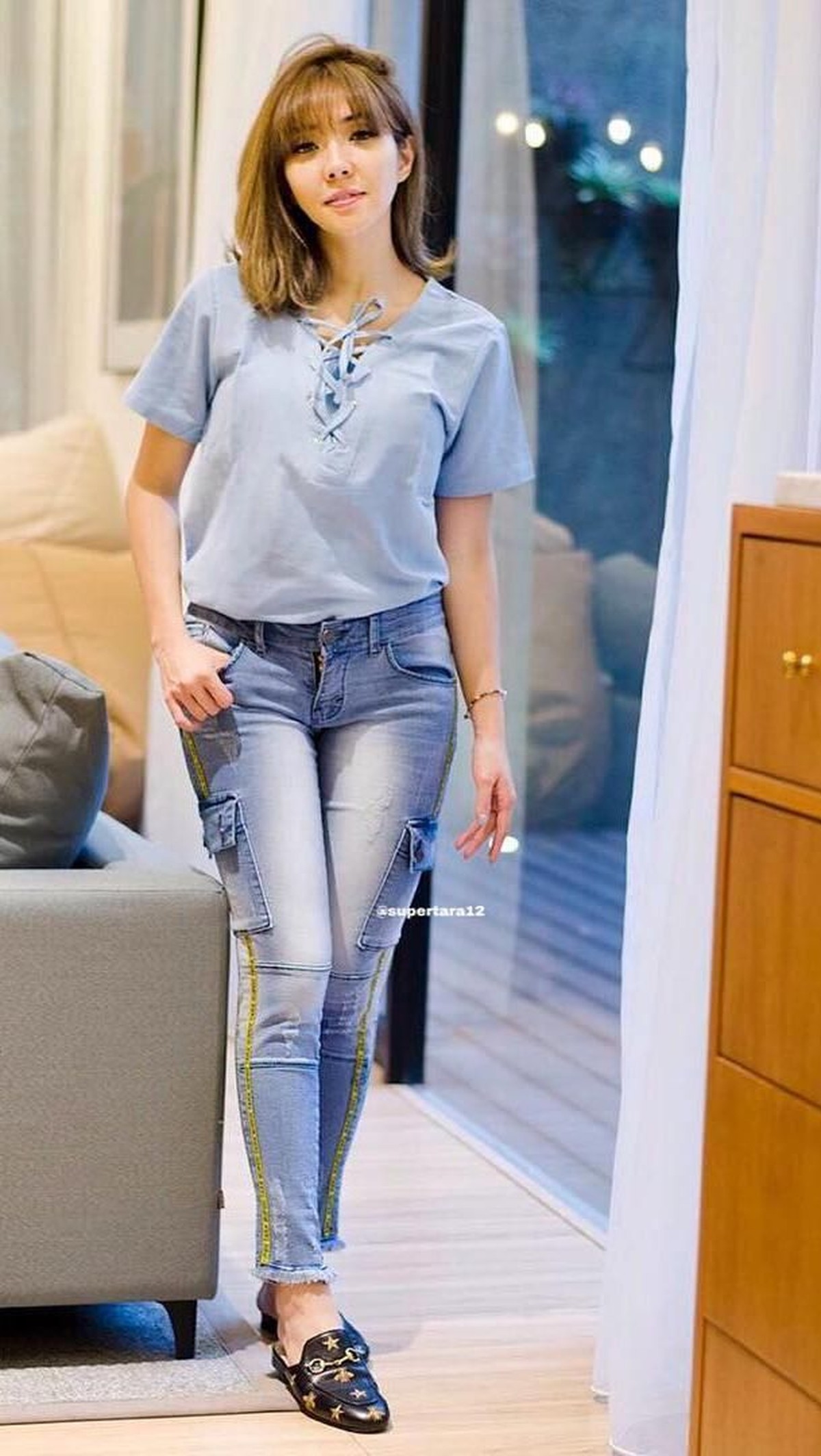 Penyanyi cantik&comma; Gisella Anastasia&comma; tengah merayakan ulang tahunnya yang ke-28 ada Jumat &lpar;16&sol;11&rpar;&period; Intip yuk gaya kece mama muda satu ini&period;