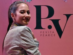 Senyum Pevita Pearce yang Masih Berduka