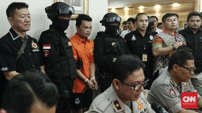 Tersangka HS diduga telah merencanakan sejak lama aksi pembunuhan karena sakit hati pada korban. HS ditangkap di Garut saat kabur setelah melancarkan aksinya.
