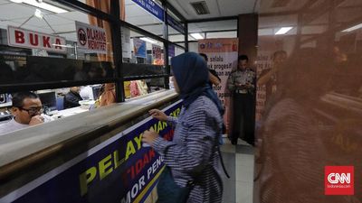 Warga menyelesaikan pembayaran pajak kendaraan bermotor di Kantor Samsat Polda Metro Jaya, Jakarta, Jumat (16/11/2018). Pemprov DKI Jakarta memberlakukan program penghapusan sanksi administrasi Pajak 