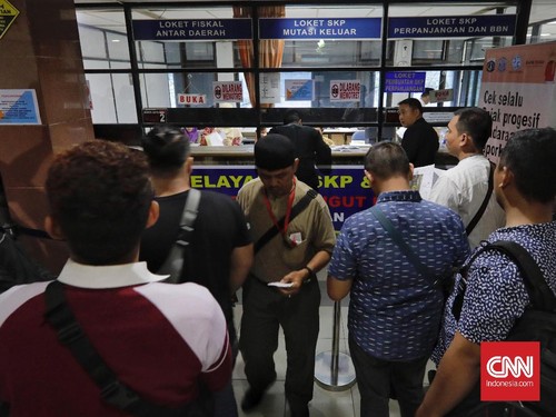 Warga menyelesaikan pembayaran pajak kendaraan bermotor di Kantor Samsat Polda Metro Jaya, Jakarta, Jumat (16/11/2018). Pemprov DKI Jakarta memberlakukan program penghapusan sanksi administrasi Pajak Kendaraan Bermotor (PKB) dan Bea Balik Nama Kendar
