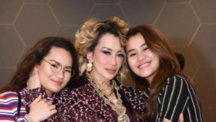 Walaupun sibuk, orang tua tetap harus menyediakan waktu untuk anak ya, Bun. Seperti yang dilakukan Reza Artamevia ini.