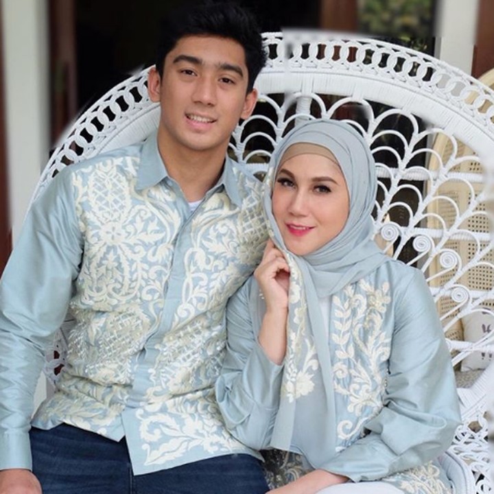 <p>Memakai baju dengan nuansa couple seperti ini, semakin membuat Marini Zumarnis dan anaknya terlihat seperti kakak adik ya, Bun? (Foto: Instagram @marinizumarnisreal)</p>