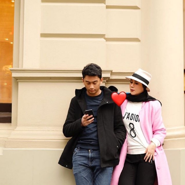 <p>Kalau kata Marini Zumarnis, foto ini menggambarkan 'Mama Kepo'. Marini ingin tahu, anaknya lagi chatting sama siapa. Hmm kira-kira sama siapa ya, Bun? (Foto: Instagram @marinizumarnisreal)</p>