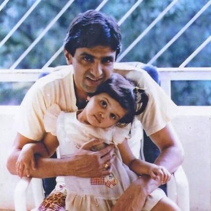 <p>Deepika kecil sepertinya sangat akrab nih dengan ayahnya tercinta. Foto ini dia unggah ketika sang ayah ulang tahun. (Foto : Instagram/ @deepikapadukone)</p>
