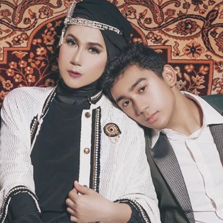 <p>Bersandar di bahu ibu seperti yang dilakukan <a href="https://www.cnnindonesia.com/hiburan/20171010125913-234-247379/daffa-wardhana-pacar-chelsea-islan-yang-direstui-netizen" target="_blank">Daffa Wardhana</a> ini, adalah hal paling nyaman. Benar kan, Bun? (Foto: Instagram @marinizumarnisreal)</p>