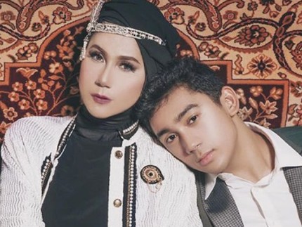 8 Potret Marini Zumarnis dan Putranya, Kayak Kakak Adik