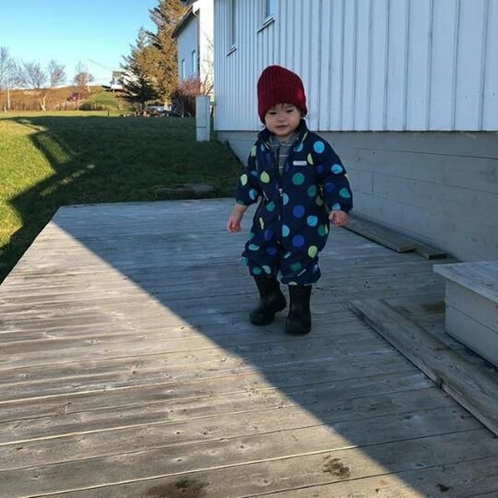 <p>Walaupun cuacanya dingin, Alita tetap suka main di luar rumah. Alita nggak kedinginan ya? He-he-he. (Foto: Instagram/ @alicenorin)</p>
