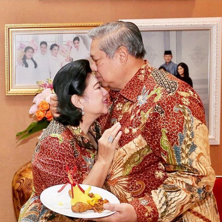 <p>Kecup mesra SBY untuk Ani saat ulang tahun yang ke-66 tahun. (Foto: Instagram @aniyudhoyono)</p>