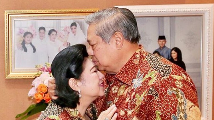 Kesedihan dirasakan Ani Yudhoyono, tapi bukan karena kanker darah yang diidapnya.