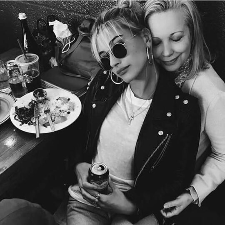 <p>Hailey akrab banget ya sama bundanya. Malah terlihat seperti teman lho. (Foto: Instagram/ @haileybieber)</p>