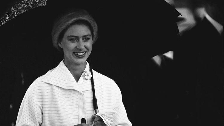 Putri Margaret Princess Margaret, Countess of Snowdon (1930 - 2002) arrives in England after her tour of Canada, 12th August 1958. (Photo by Victor Blackman/Daily Express/Hulton Archive/Getty Images)
