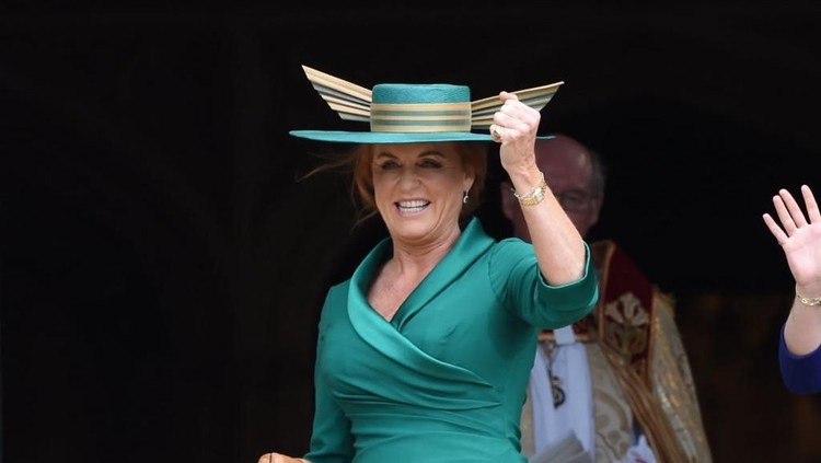 WINDSOR, ENGLAND - OCTOBER 12: Sarah, Duchess of York arrives for the wedding of Princess Eugenie to Jack Brooksbank at St George's Chapel in Windsor Castle on October 12, 2018 in Windsor, England. (Photo by  Jeremy Selwyn - WPA Pool/Getty Images)