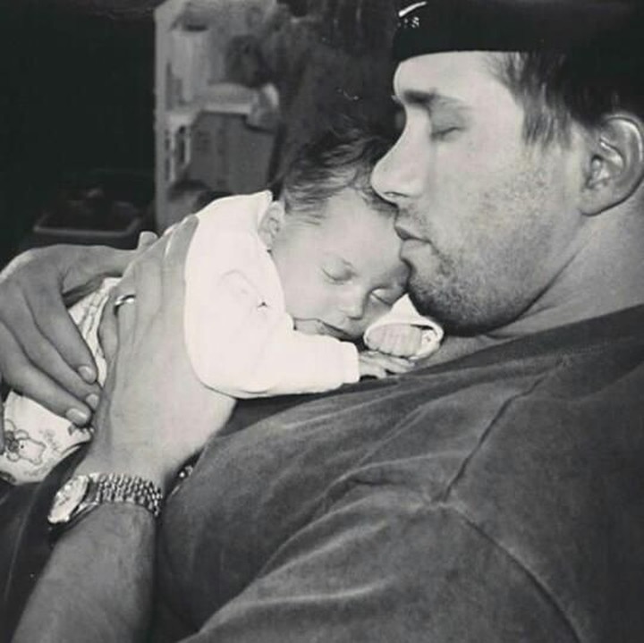 <p>Bagi seorang anak, tidur di pelukan ayah memang bisa bikin tidur pulas ya. (Foto: Instagram/ @haileybieber)  </p>