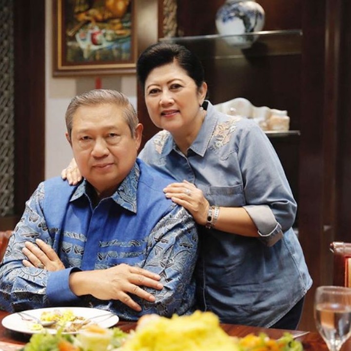 <p>“Terima kasih yang tulus atas segala perhatian, do’a dan ucapan selamat ulang tahun pernikahan ke-42 pak SBY dan saya. Semoga Allah meridhoi kita semua. Salam sayang,” kata Ani Yudhoyono saat ulang tahun pernikahannya dengan <a href="https://news.detik.com/berita/4277338/jawab-sby-soal-suramadu-istana-tak-ada-lagi-penjelasan-yang-kurang" target="_blank">Susilo Bambang Yudhoyono</a> pada Juli lalu. (Foto: Instagram @aniyudhoyono)</p>