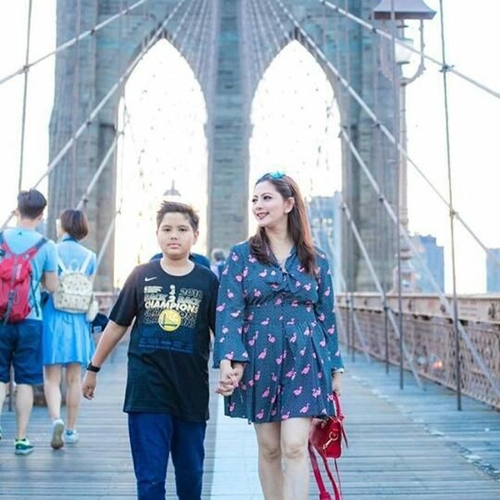 <p>Xavier menggandeng tangan Bunda Cut Keke dengan erat. Sweet! (Foto: Instagram/ @cutkeke_xavier)</p>