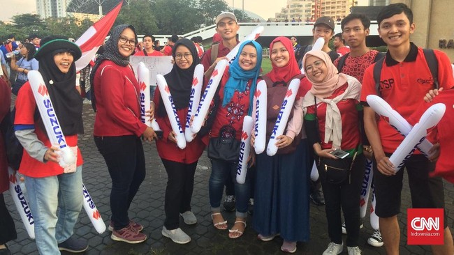 Aroma persahabatan antar suporter Timnas Indonesia dan Thailand tampak erat jelang laga di Stadion Rajamangala, Sabtu (17/11).