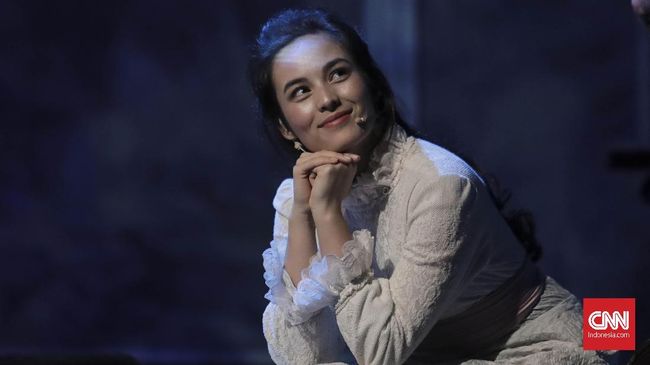 Chelsea Islanb saat pementasan teater Bunga Penutup Abadi Gedung Teater Jakarta (16/11). Teater Bunga Penutup Abad yang diadaptasi dari novel Pramoedya Ananta Toer kembali dipentaskan pada 17-18 November. (CNN Indonesia/ Hesti Rika)