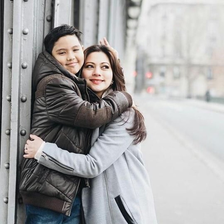 <p>Peluk hangat Bunda Cut Keke untuk Xavier di kota Paris yang romantis (Foto: Instagram/ @cutkeke_xavier)</p>
