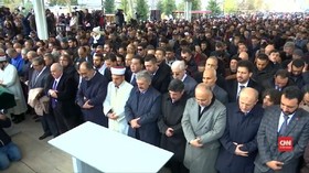 VIDEO: Kerabat Gelar Salat Gaib untuk Khashoggi di Istanbul