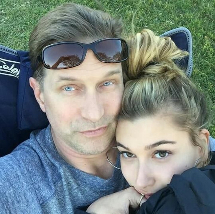 <p>Nggak cuma waktu kecil, model cantik ini juga masih dekat dengan ayahnya hingga sekarang. (Foto: Instagram/ @stephenbaldwin7)</p>