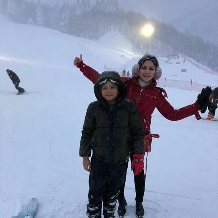 <p>Asyik banget nih, Xavier dan bundanya main ice skating di Jepang. Pasti dingin banget ya. (Foto: Instagram/ @cutkeke_xavier)</p>