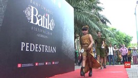 VIDEO: Fashion Show di Atas Trotoar Banyuwangi