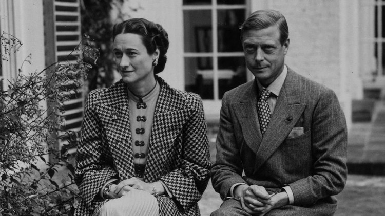 13th September 1939:  Duke (1894 - 1972) and Duchess (1896 - 1986) of Windsor at their temporary home near Ashdown Forest, Sussex after their return from France at the start of WW II. The first time they have been in England since the Duke's abdication.  (Photo by Central Press/Getty Images)
