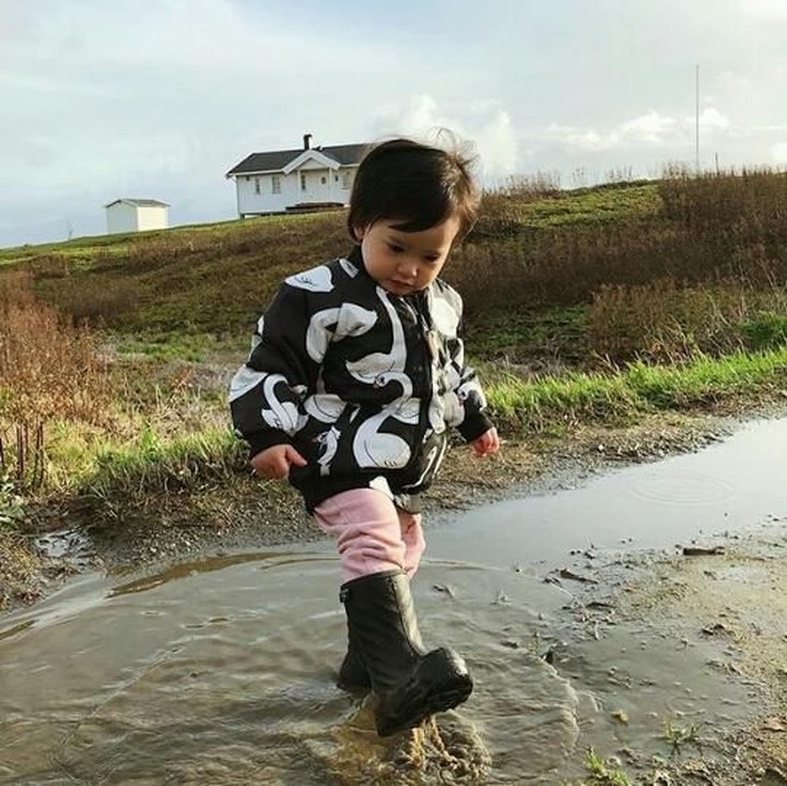 <p>Di sana, Alita suka banget main di genangan air seperti ini. (Foto: Instagram/ @alicenorin)</p>