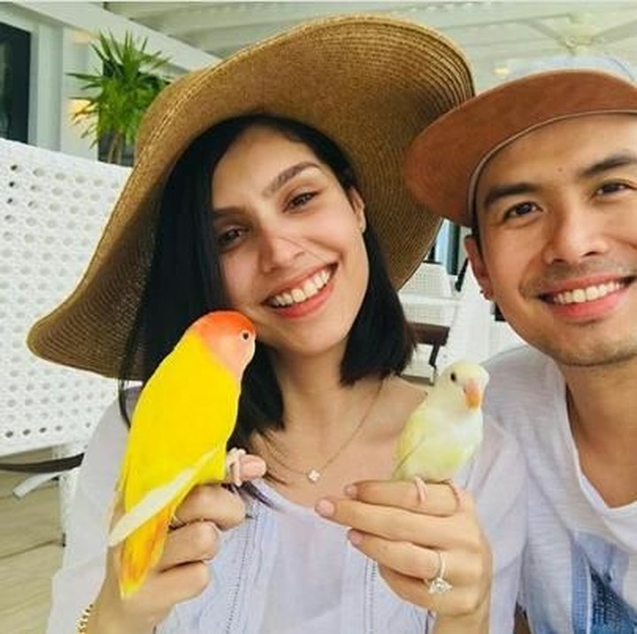 Semoga cinta mereka abadi ya, seperti sepasang love bird yang dipegang <a href="https://wolipop.detik.com/wedding-news/d-4307195/dinikahi-christian-bautista-di-bali-kat-ramnani-cantik-bergaun-mermaid">Christian Bautista</a> dan Kat. (Foto : Instagram/ @katramnani)