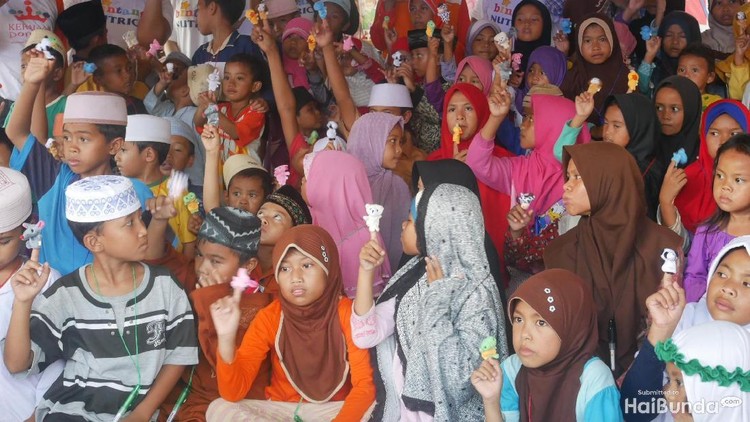 Walau diguncang gempa, anak-anak ini tetap optimis mereka punya masa depan yang cerah. Tetap semangat ya, Nak.