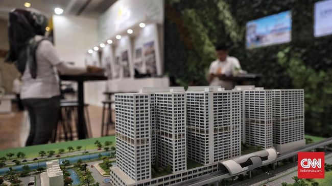 Mandiri Property Expo 2018, Ilustrasi perumahan, Ilustrasi apartemen Pengunjung melihat maket perumahan dan apartemen yang dipajang di sebuah gerai dalam pameran properti REI Mandiri Property Expo 2018, Jakarta (18/11). REI Mandiri Property Expo 2018 menghadirkan perumahan dengan harga mulai dari Rp100 juta, yang menyasar kalangan milenial. (CNN Indonesia/ Hesti Rika)