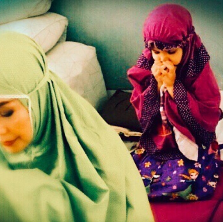 <p>Bersama salah satu cucunya yang bernama Arundhati, putri Roma Sophiaan. (Foto: Instagram @phandya)</p>
