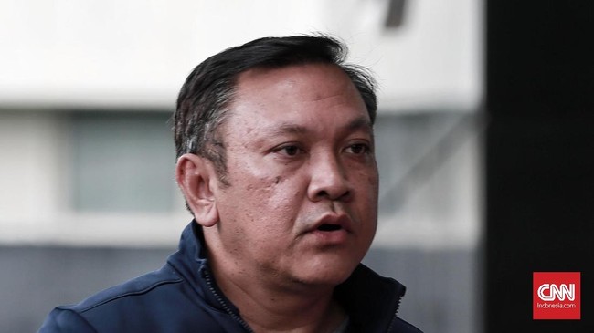 Bupati Pakpak Bharat Remigo Yolanda Berutu tiba di gedung KPK dan akan diperiksa penyidik. KPK punya waktu 1x24 jam untuk menentukan status hukum Remigo.