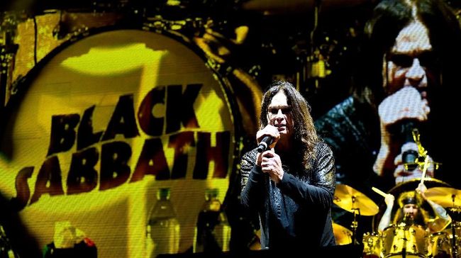 Istri Ozzy Osbourne menceritakan peristiwa jatuh yang membuat suaminya menunda tur konser sepanjang 2019.