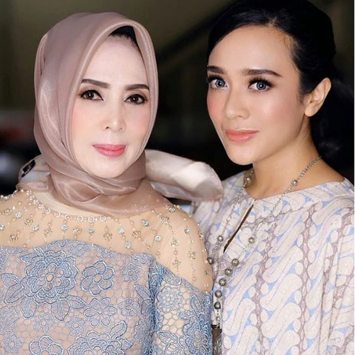 <p>Dea memang dekat dengan ibunya. Apalagi, menurut Dea surga di telapak kaki ibu. Setuju ya, Bun, dengan <a href="https://hot.detik.com/celeb/d-3993564/punya-suami-musisi-dea-ananda-merasa-jadi-bang-toyib" target="_blank">Dea Ananda</a>? (Foto: Instagram @dea_ananda)</p>