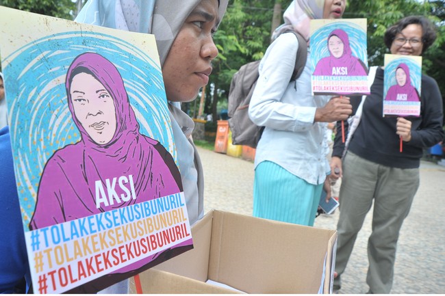Dosen Fakultas Hukum Universitas Airlangga, Herlambang P. Wiratraman, menilai SKB pedoman implementasi bukan solusi untuk menyelesaikan permasalahan.