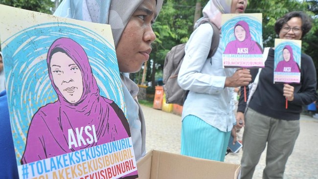 Meski sempat menawarkan untuk menempuh jalur damai, penuntut Baiq Nuril bersikukuh untuk menempuh jalur hukum terhadap mantan bawahannya di SMAN 7 Mataram itu.