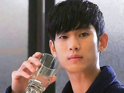 Kim Soo Hyun, Aktor Termahal yang Jadi Suami Baru Rossa