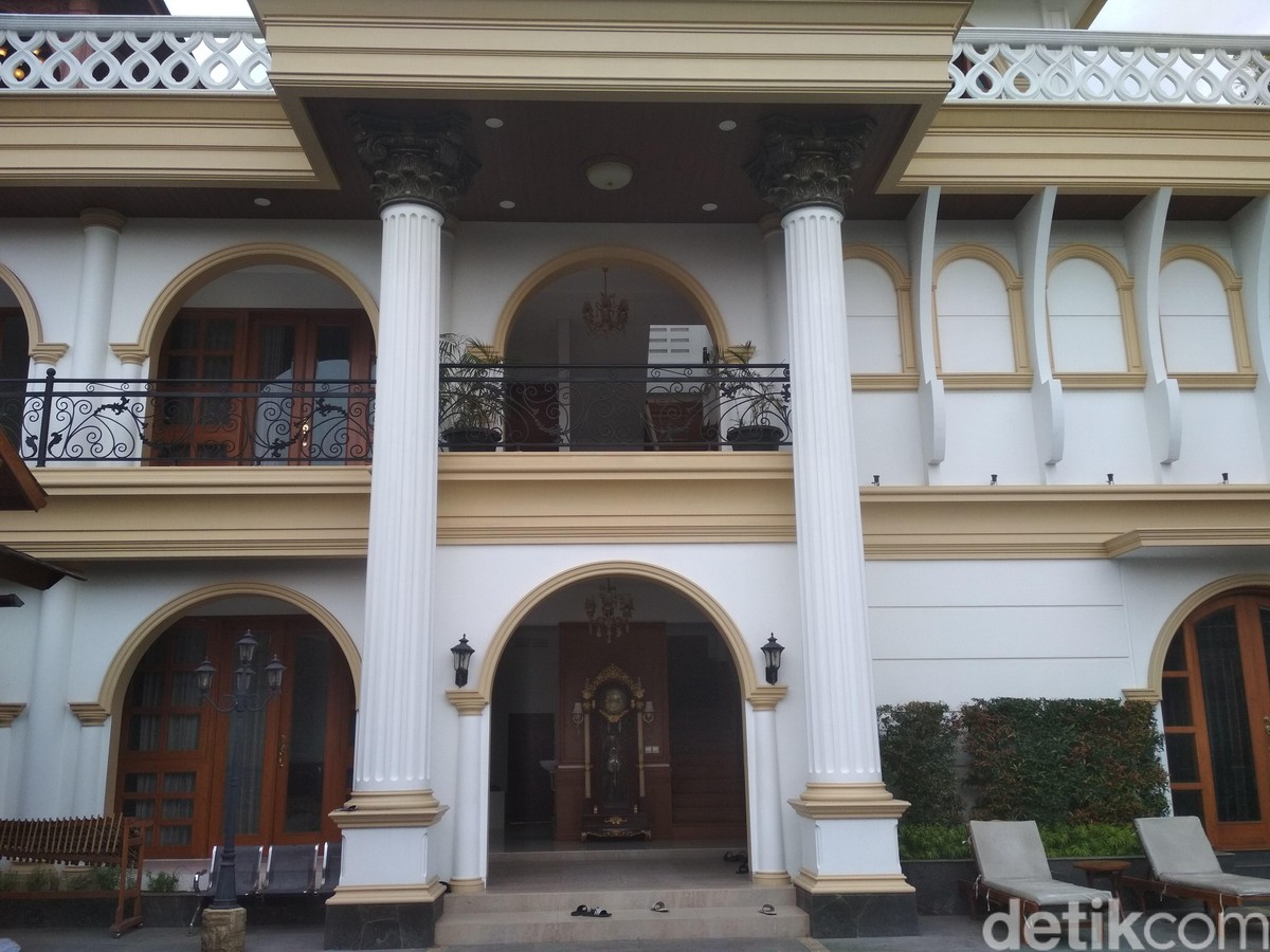 Rumah komedian Sule di Bekasi