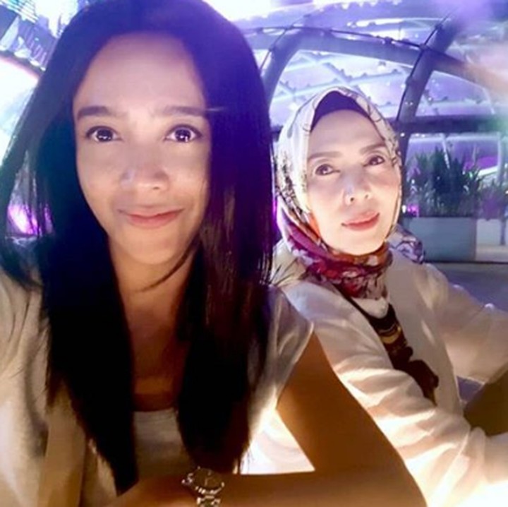 <p>Salah satu bentuk rasa cinta Dea pada ibunda tercinta yaitu menghabiskan waktu bersama. (Foto: Instagram @dea_ananda)</p>
