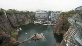 FOTO: China Resmikan Hotel Mewah di 'Perut Bumi'