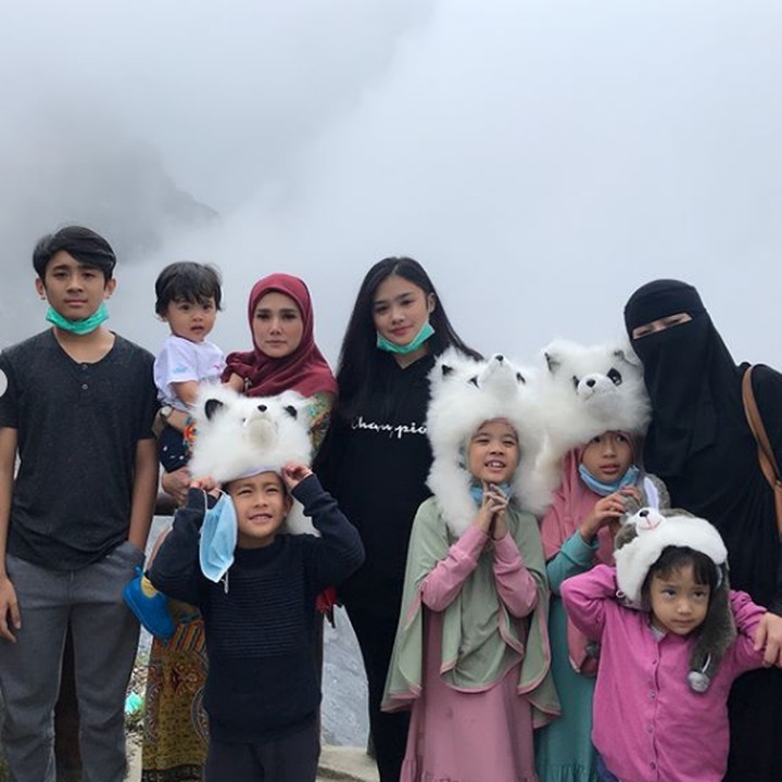 <p>Saat Mulan Jameela bawa keluarganya jalan-jalan. Anak-anak kecil kompak banget nih, pakai topi boneka. Penampilan mereka jadi lucu banget kan? (Foto: Instagram @mulanjameela1)</p>