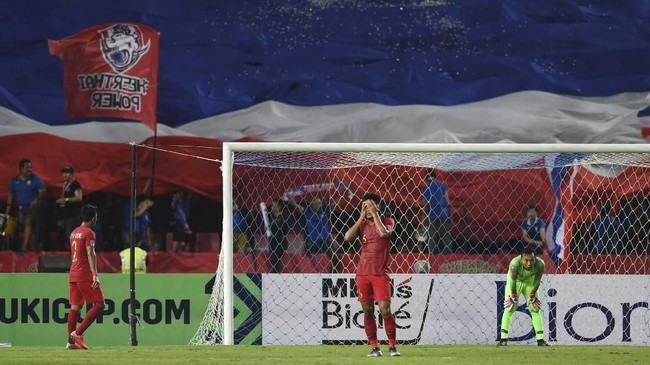 Bambang Nurdiansyah menilai lini belakang yang kurang solid jadi sebab kekalahan Timnas Indonesia di markas Thailand.