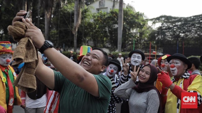 Komunitas Aku Badut Indonesia (ABI) menggelar aksi di Car Free Day (CFD) Bundaran HI, Jakarta (18/11). Mereka melakukan atraksi akrobatik untuk mengumpulkan donasi yang akan di sumbangkan ke penderita kanker. ( CNN Indonesia/ Hesti Rika)